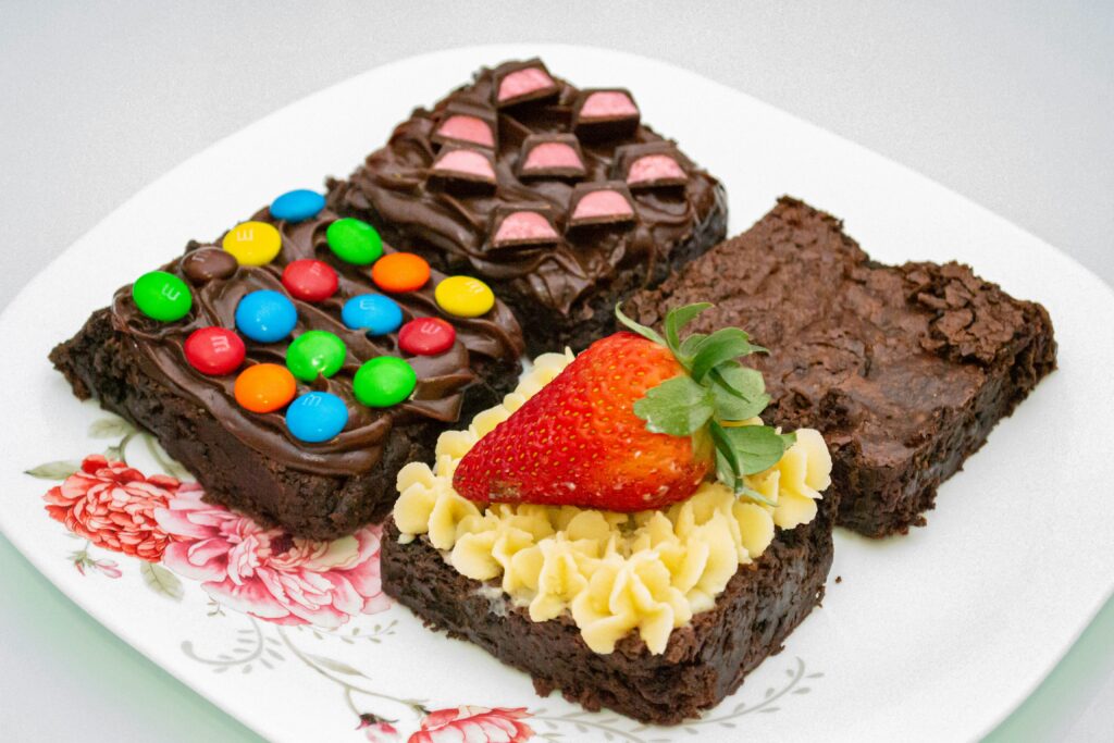 Brownies decorados con toppings irresistibles