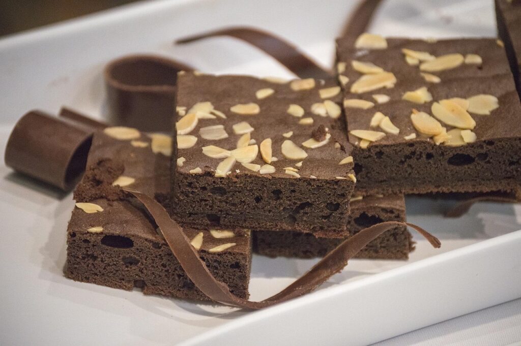 Brownie con trozos de chocolate amargo y almendras laminadas