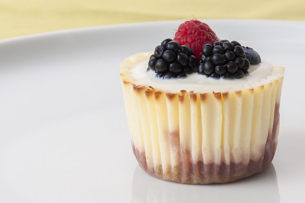 Base de cheesecake suave coronado con frutos rojos