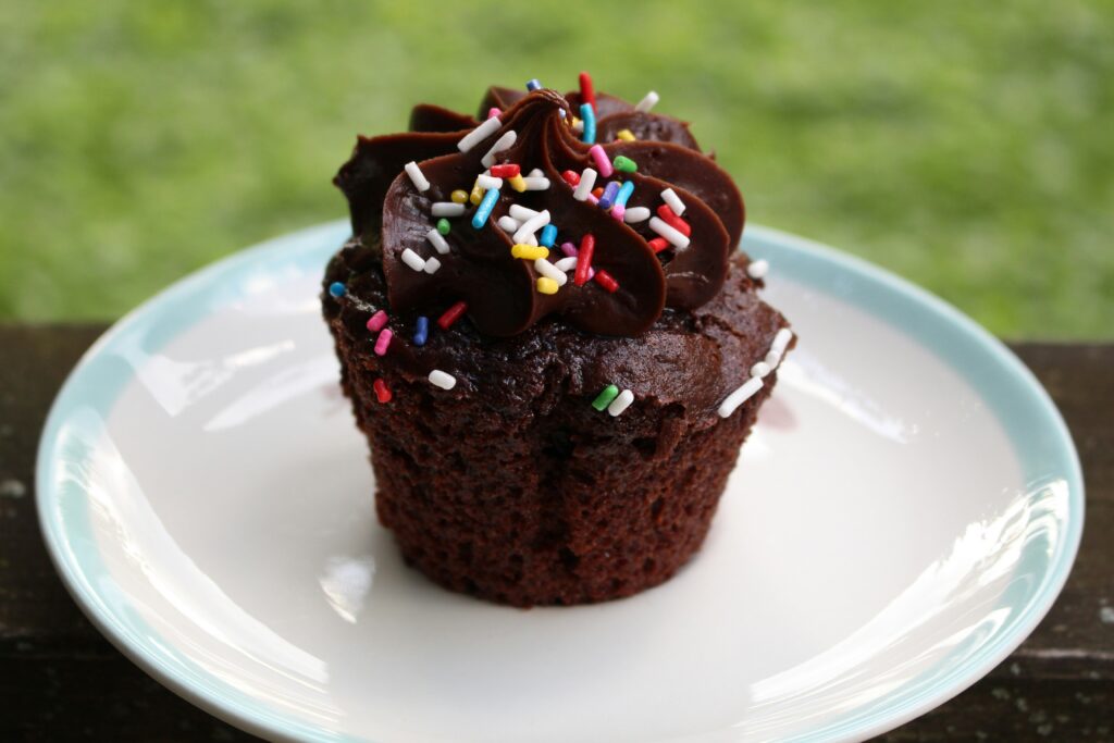 Cupcake de chocolate intenso con chips de colores