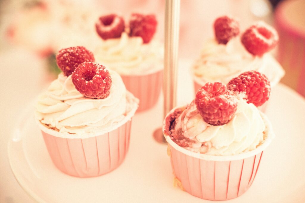 Base de vainilla con crema suave y frambuesas frescas