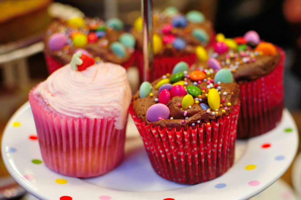 Base de vainilla con crema de colores, confites y bombones