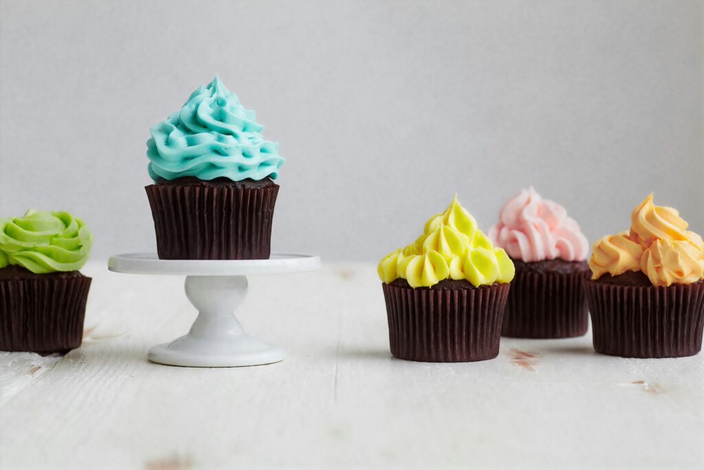 Mini cupcakes de chocolate con cremas de colores